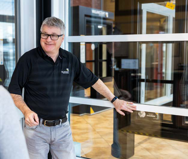 Un conseiller Champlain dans la salle de montre