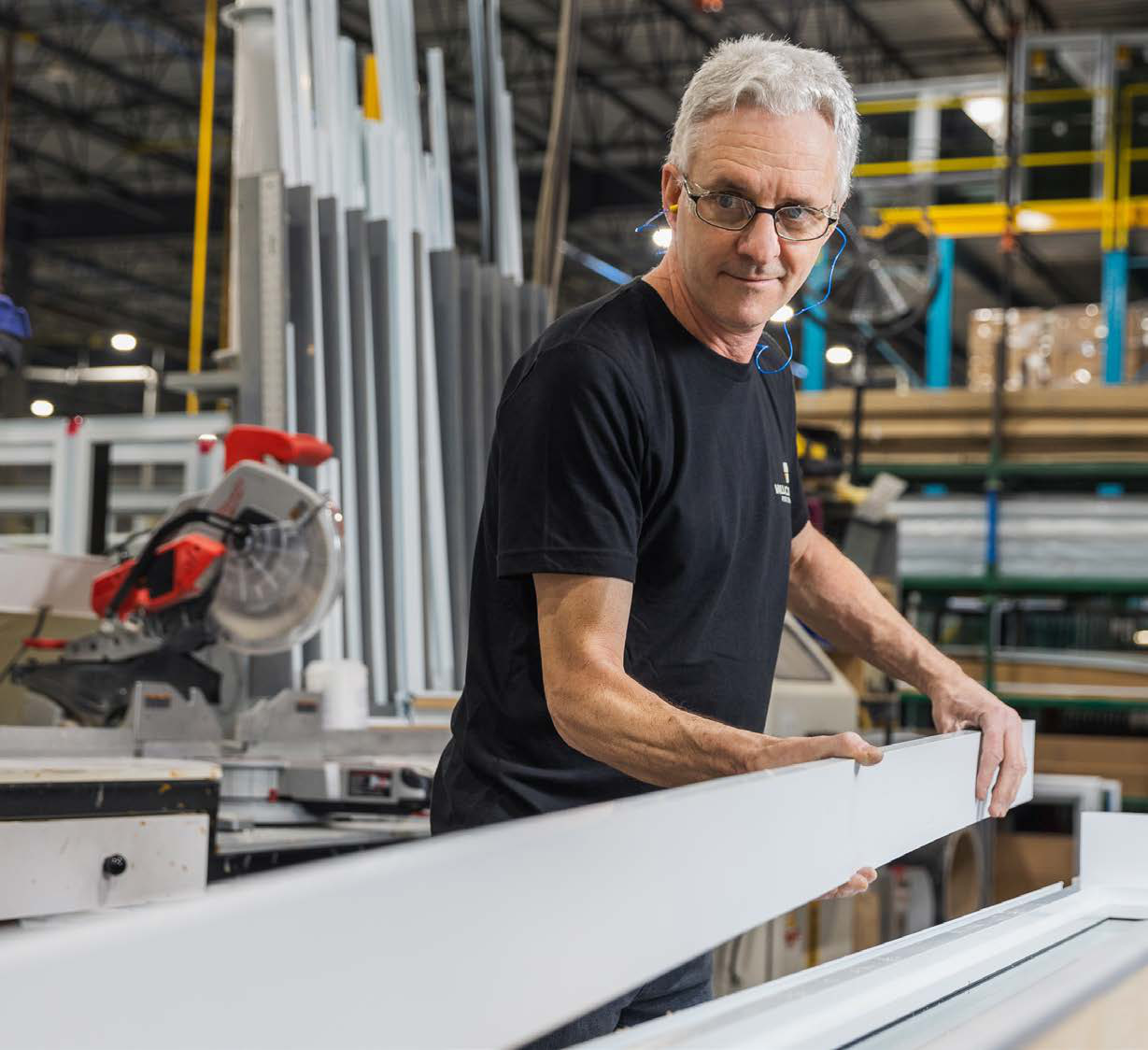 Un ouvrier assemble un cadre de fenêtre à l'usine Vaillancourt