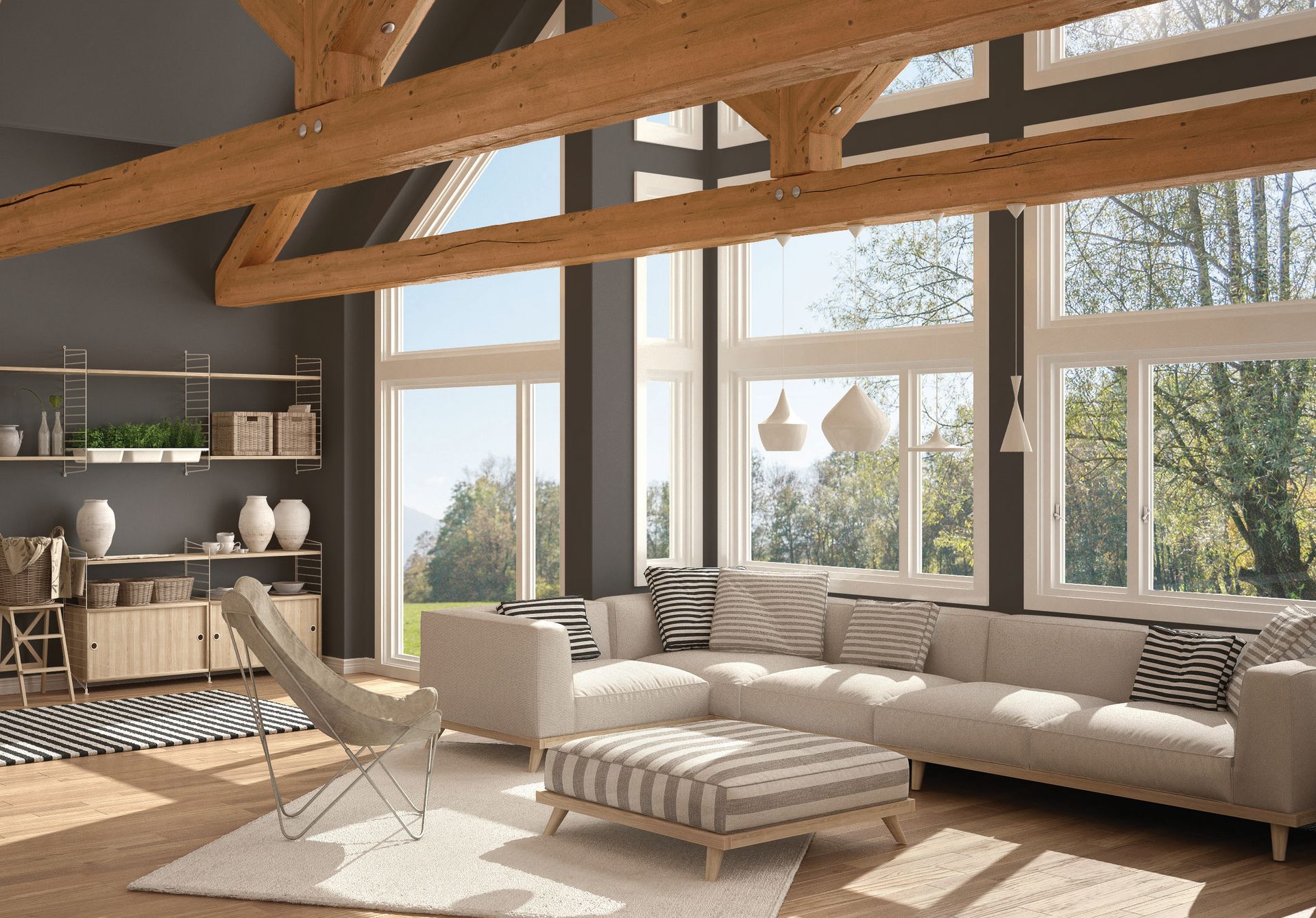 Grand salon à poutres de bois ouvert par un mur de fenêtres et une porte patio blanches