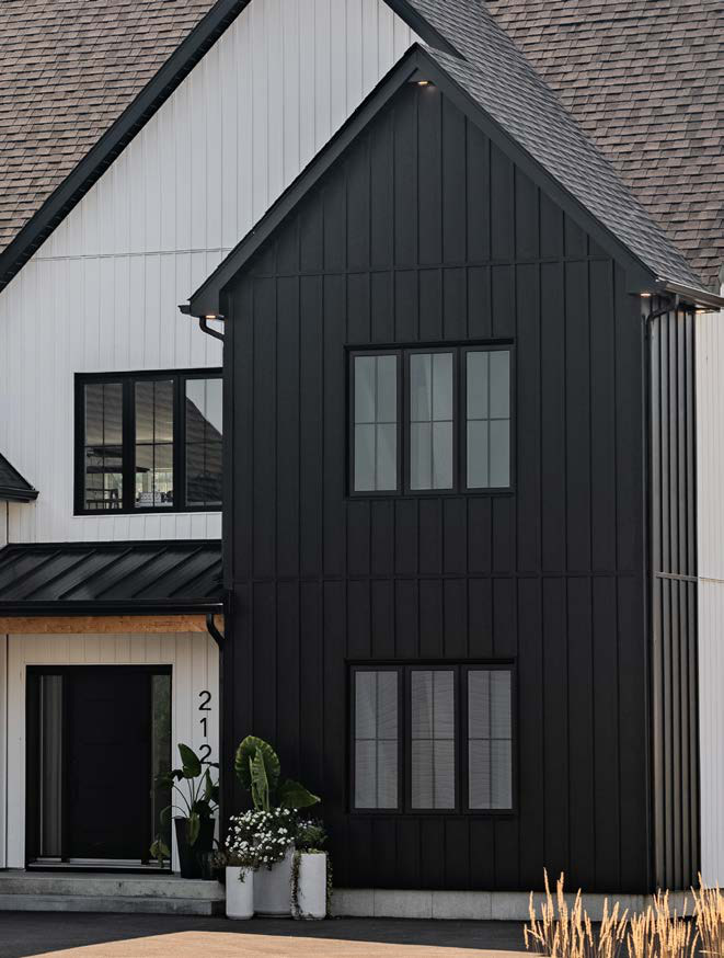 Maison noir et blanc à pignon, fenêtres à battant noires